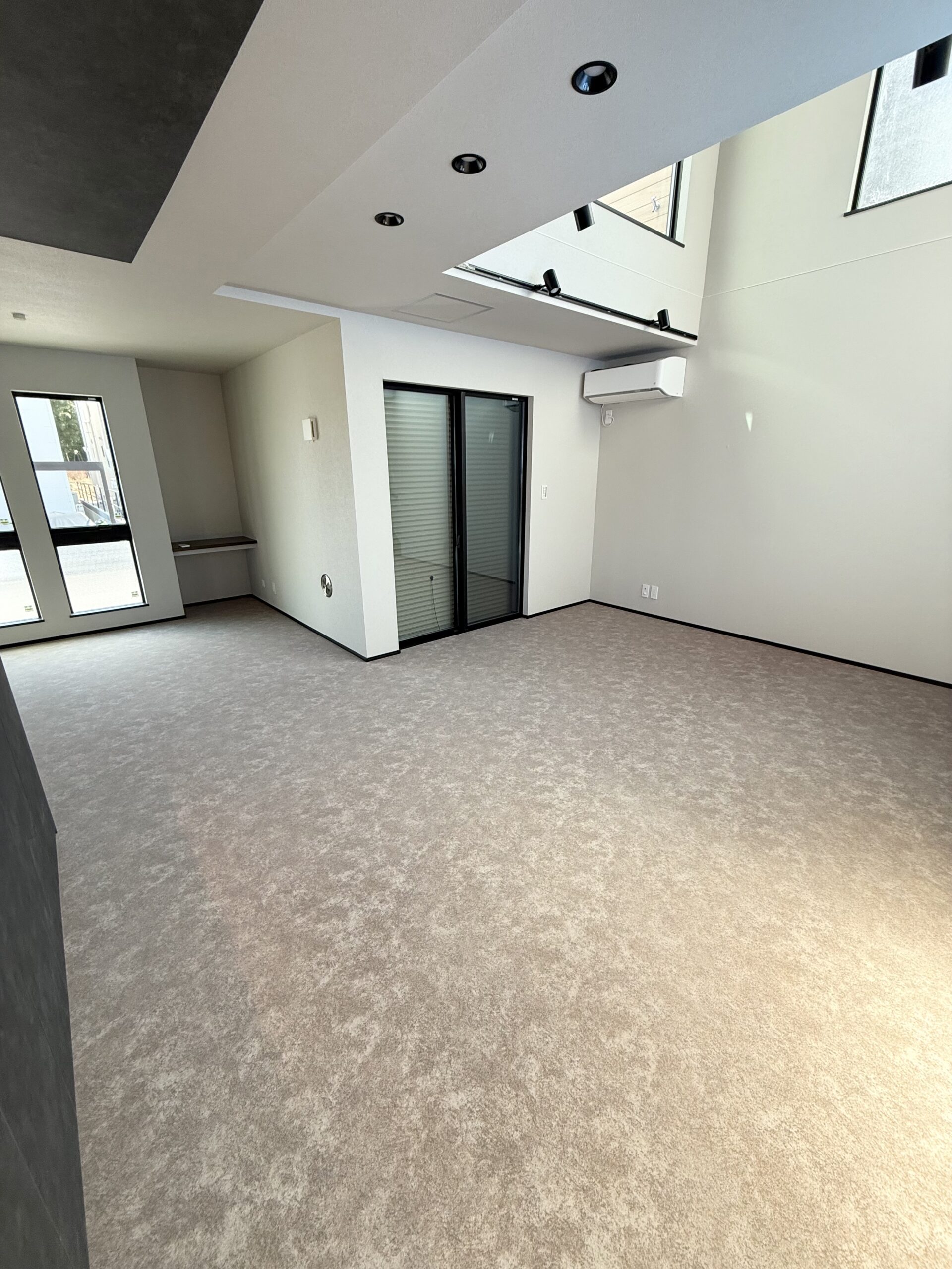 フレンチブルドッグのための滑らない床施工事例｜入居前のリビング施工（横浜）