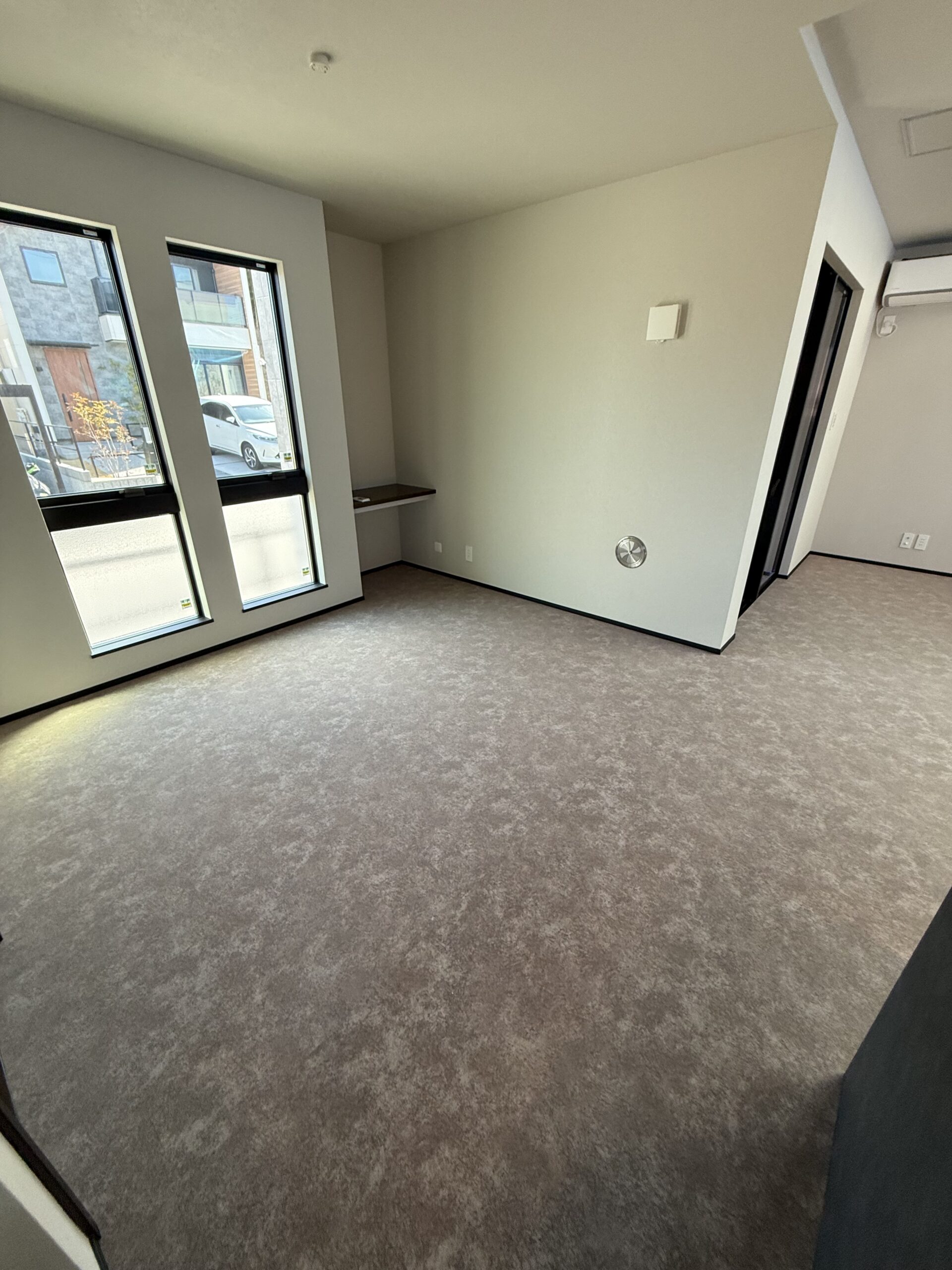 フレンチブルドッグのための滑らない床施工後｜掃き出し窓まわりのリビング（横浜）