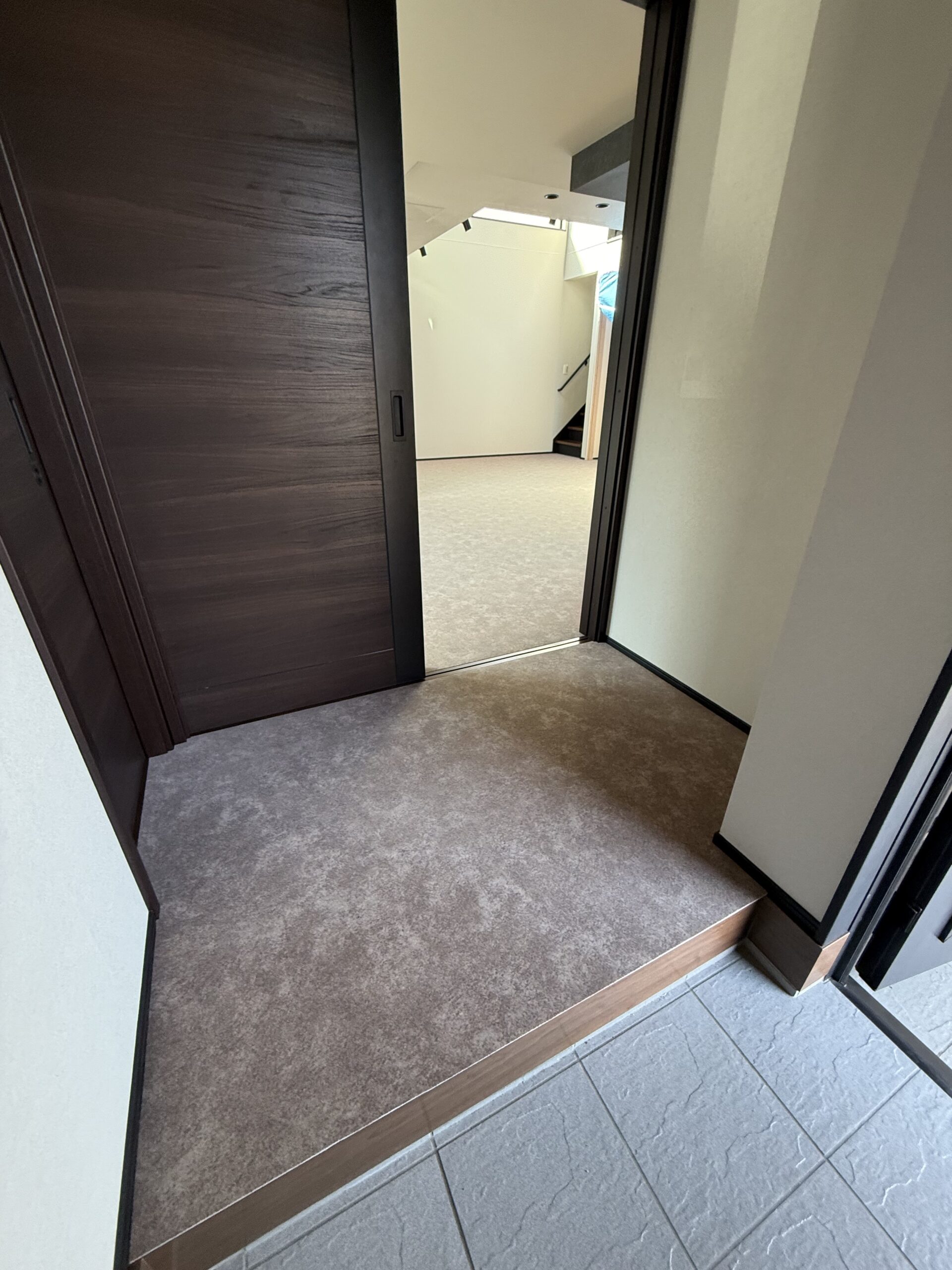 犬のための滑らない床施工後｜玄関からリビングへの動線（横浜）