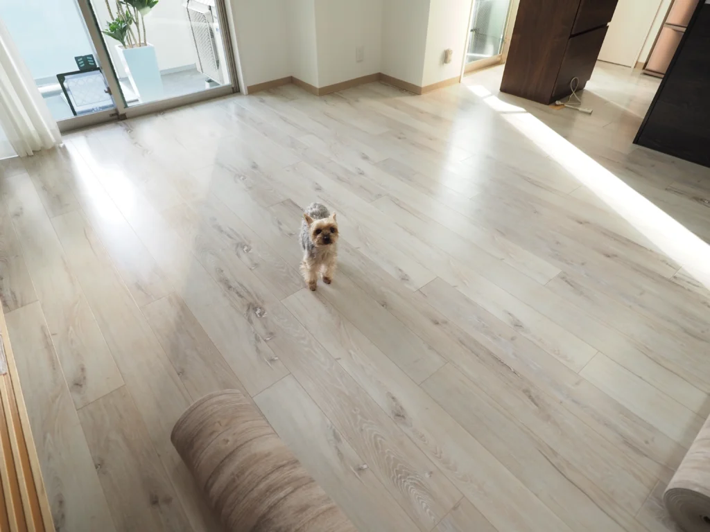 ペット用フローリングを選んだものの愛犬が滑ってしまい、床を見直した実際のお客様事例